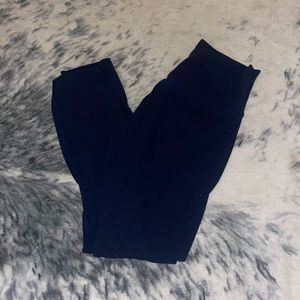 Lululemon aligns navy